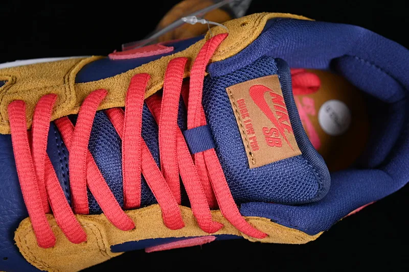 All categories Nk SB Dunk series Nk SB Dunk Low low-top sneakers Nk SB Dunk Low dark brown, white and yellow color SB smashed backboard fashion casual sneakers BQ6817-700